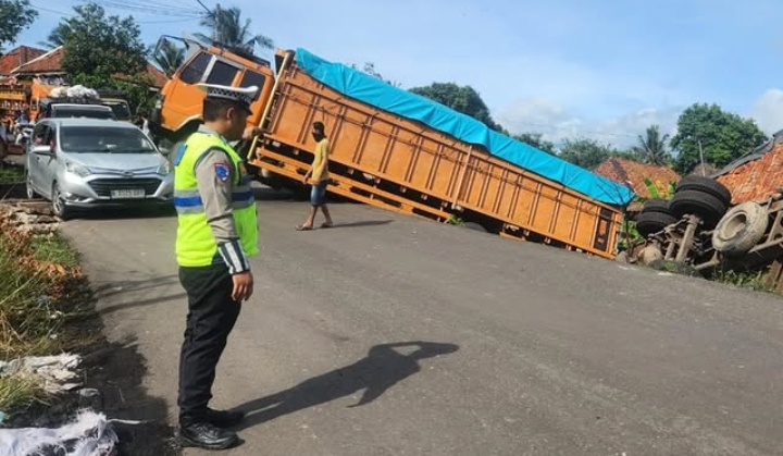 Tidak Kuat Nanjak, Truk Fuso Angkutan Batu Bara Terperosok Hingga Timbulkan Kemacetan Panjang di Muara Enim