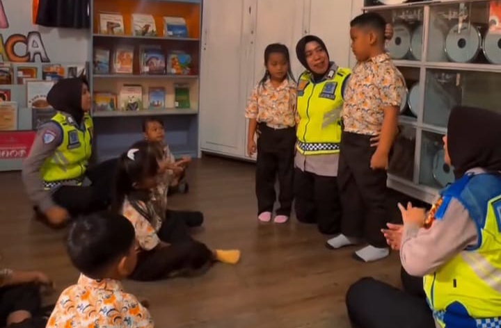 Polisi Sahabat Anak Edukasi Kamselticarlantas di RK Kemala Bhayangkari Muara Enim