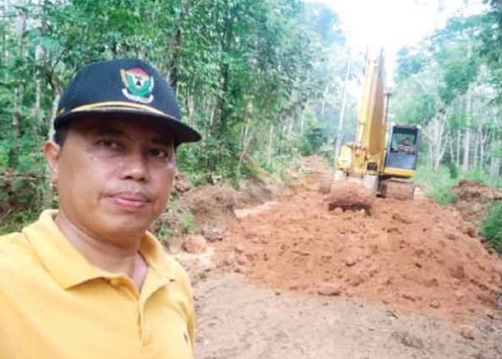 Wow, Kades di Muara Enim Gunakan Gajinya Untuk Bangun Jalan Desa dan Bantu Masyarakat Miskin