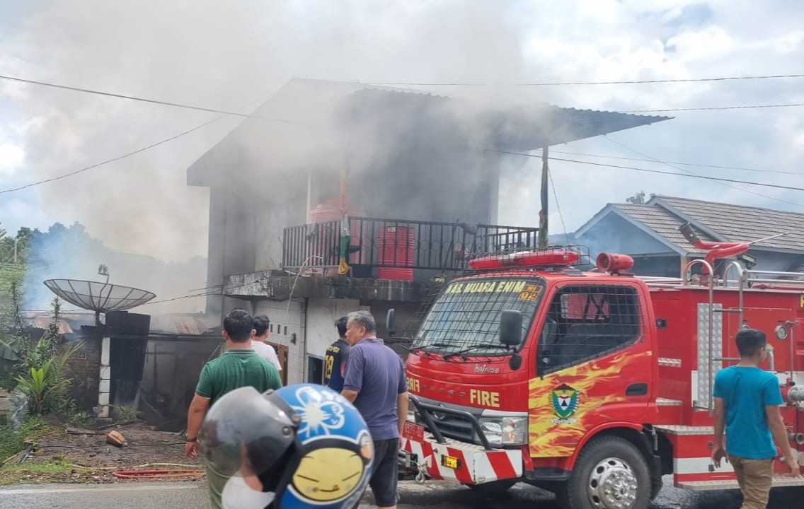 Ditinggal Pergi Kondangan, 2 Rumah di Kota Muara Enim Terbakar, 1 Petugas Damkar Terluka