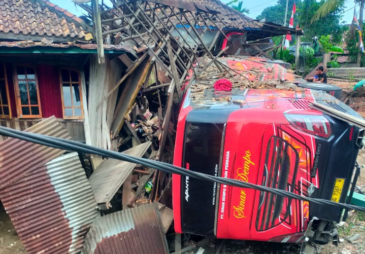 Bus Sinar Dempo Tabrak Rumah Warga di Muara Enim Hingga Hancur, Begini Kondisi Penumpangnya