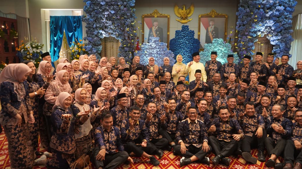 Tampil Selaras dengan Batik Petule, Gubernur Herman Deru Puji Bupati Edison