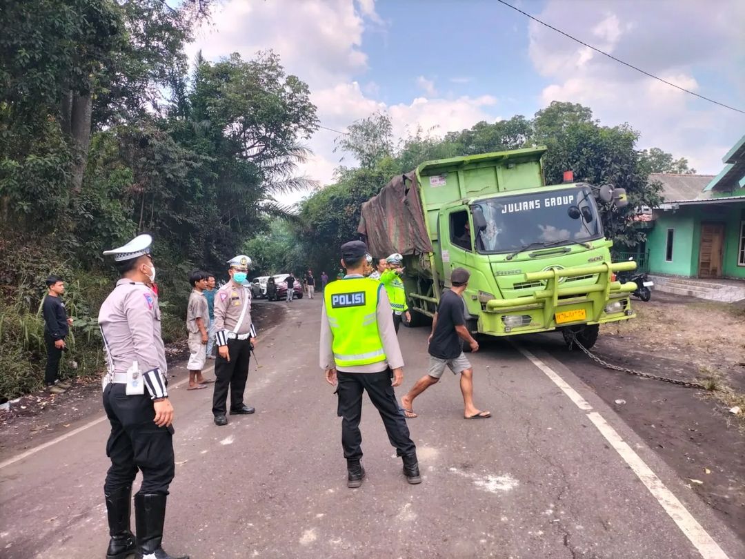 Anggota Satlantas Polres Muara Enim Evakuasi Mobil Angkutan Batu Bara Penyebab Kemacetan