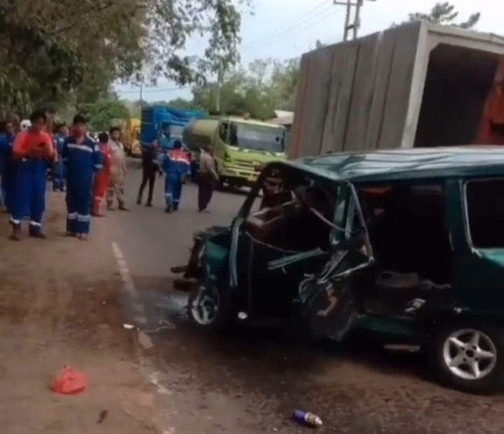 Kecelakaan Mobil Truk vs Kijang di Muara Enim, 1 Orang Tewas dan 1 Luka Berat
