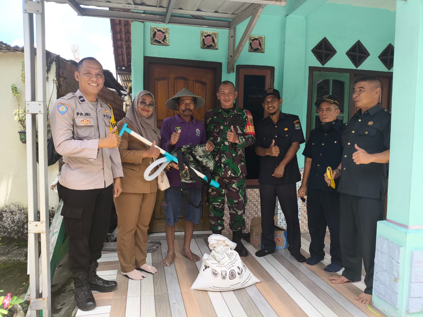 Salurkan Bantuan Pupuk dan Alat Pertanian