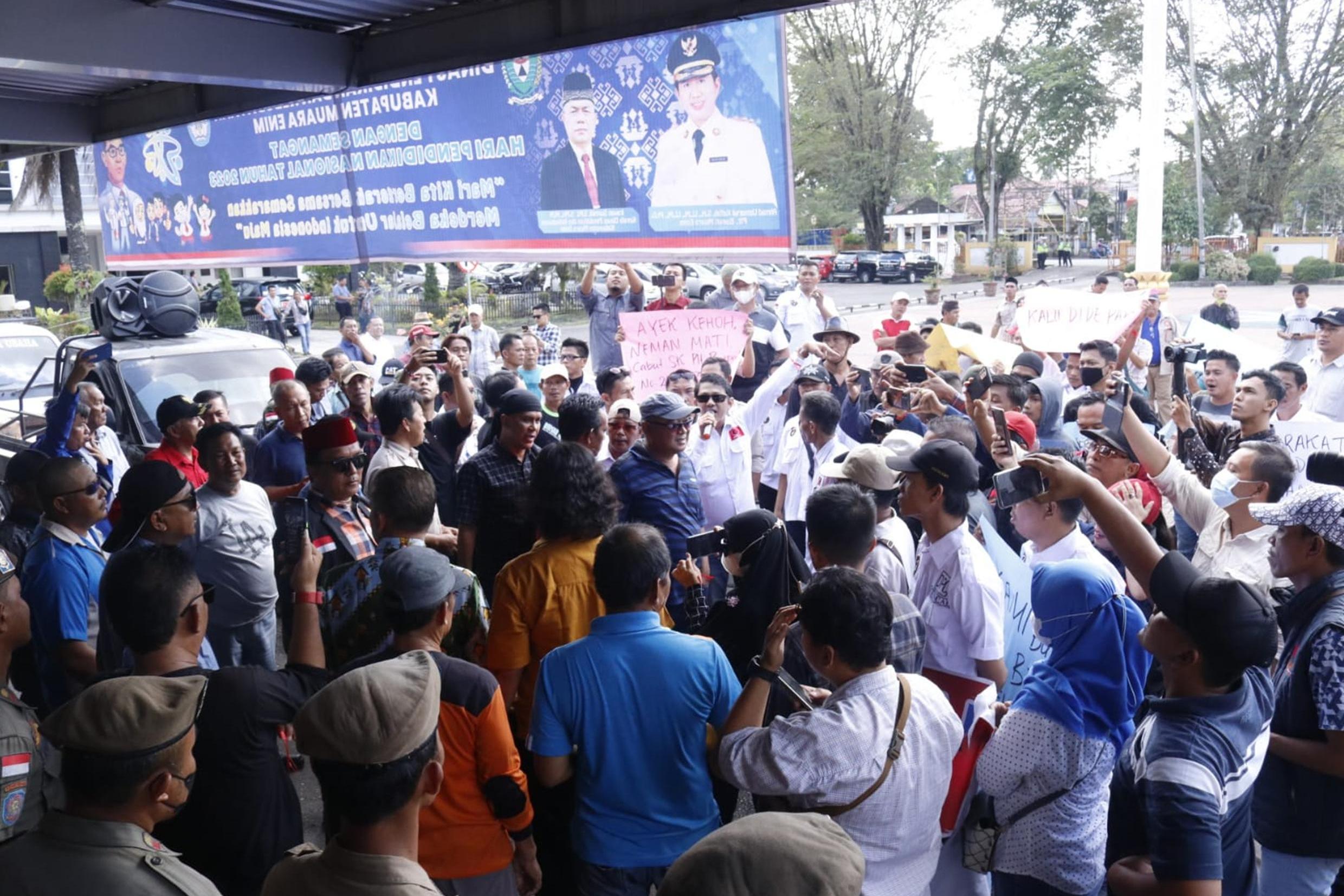 Massa GMMM Gelar Unjuk Rasa di Depan Kantor Bupati, Minta Turunkan Tarif Air Bersih PDAM Lematang Enim