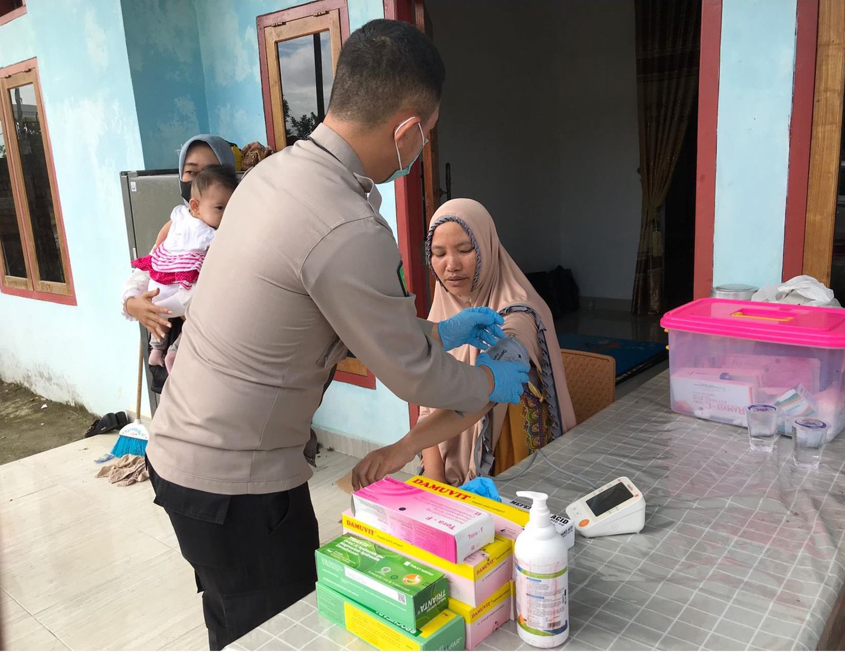 Anggota Urkes Polres Muara Enim Cek Kesehatan Warga Terdampak Banjir