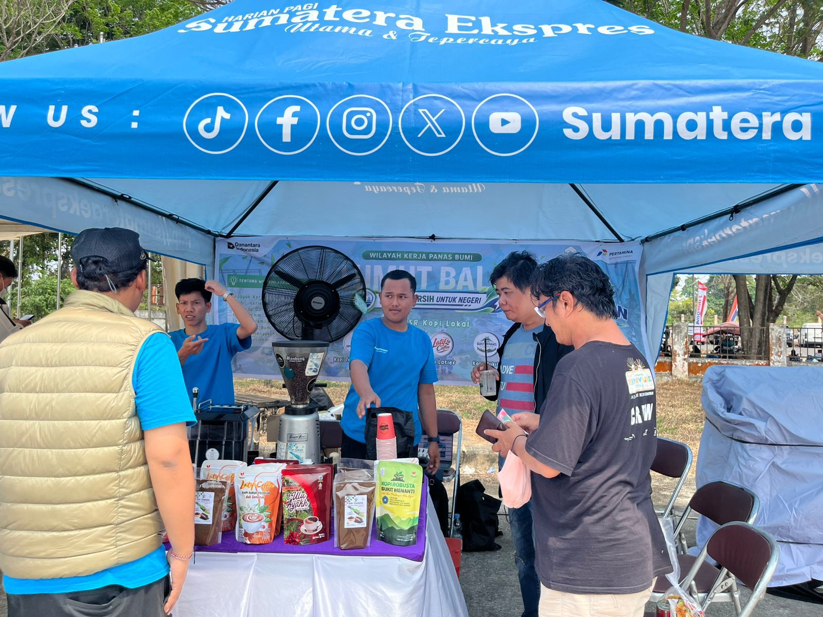 UMKM Binaan PGE Area Lumut Balai Bagikan 500 Cup Kopi Gratis di Festival Panjat Pinang