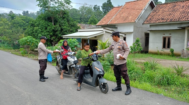 Jumat Berkah, Polsek Rambang Bagikan Makanan Bergizi