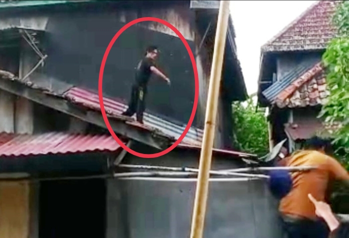 Takut Dimassa, Pencuri Ini Lari ke Atap Rumah Warga, Begini Jadinya