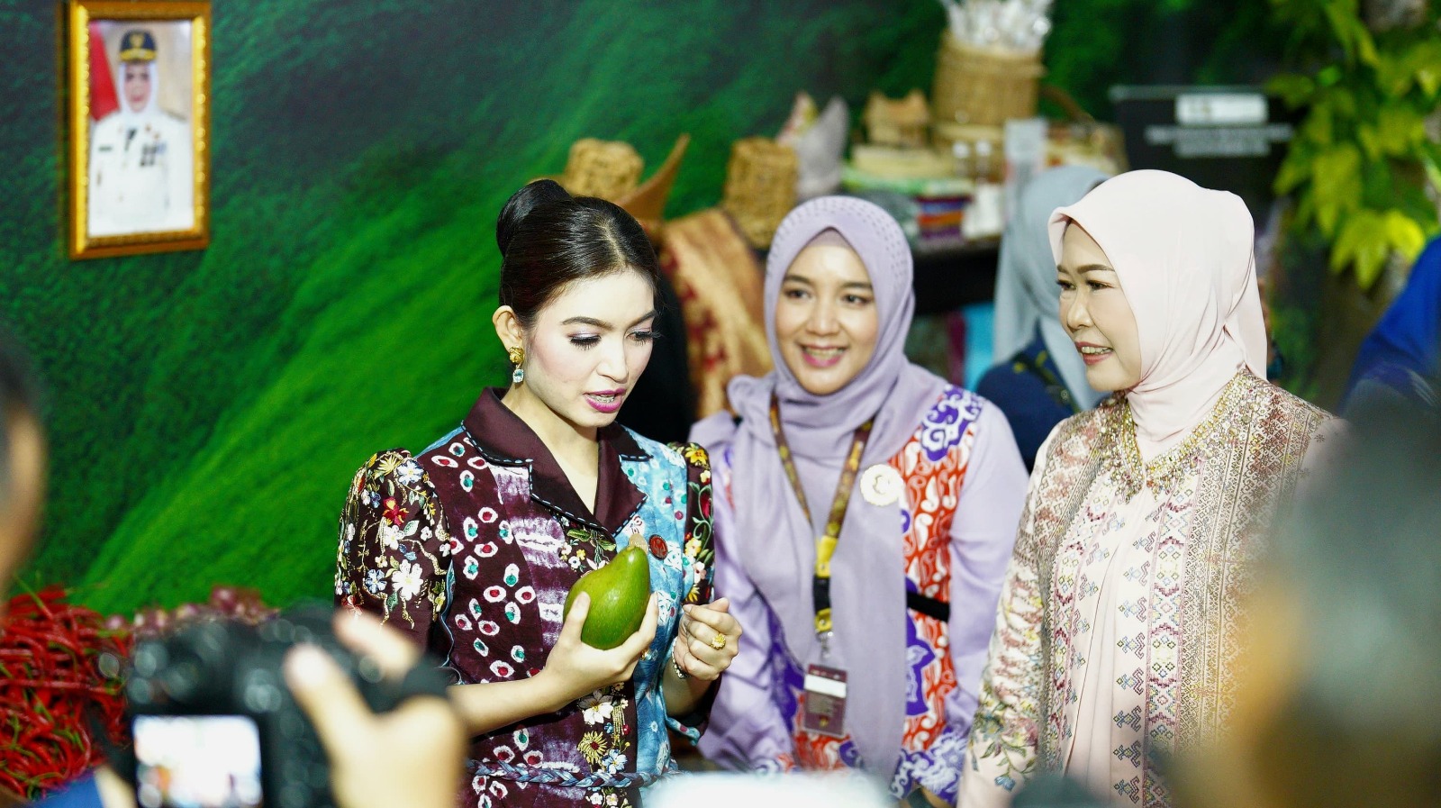 Alpukat Semende dan Songket Muara Belida Curi Perhatian Selvi Gibran