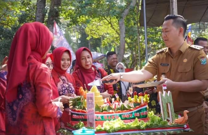 Pj Bupati Muara Enim Cicipi Tumpeng Hasil Kreativitas Siswa