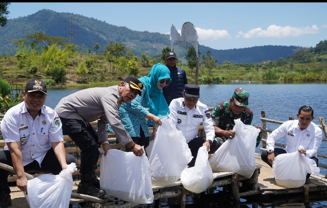 Jaga Ekosistem Danau Dedughuk, Pemkab Muara Enim Tebar 5 Ribu Benih Ikan Nila