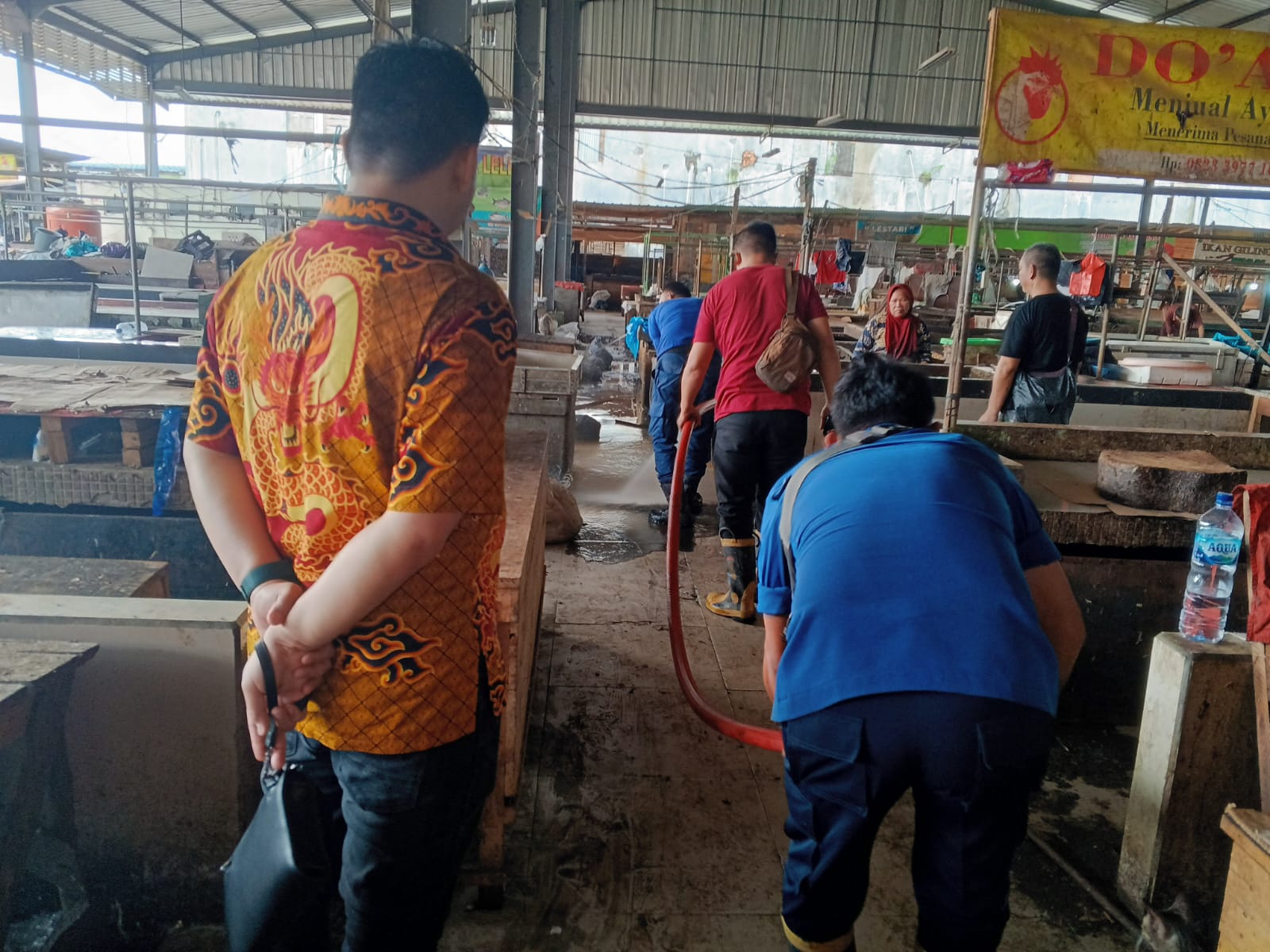 Bersihkan Saluran Got di Lapak Ikan dan Daging Pasar Muara Enim