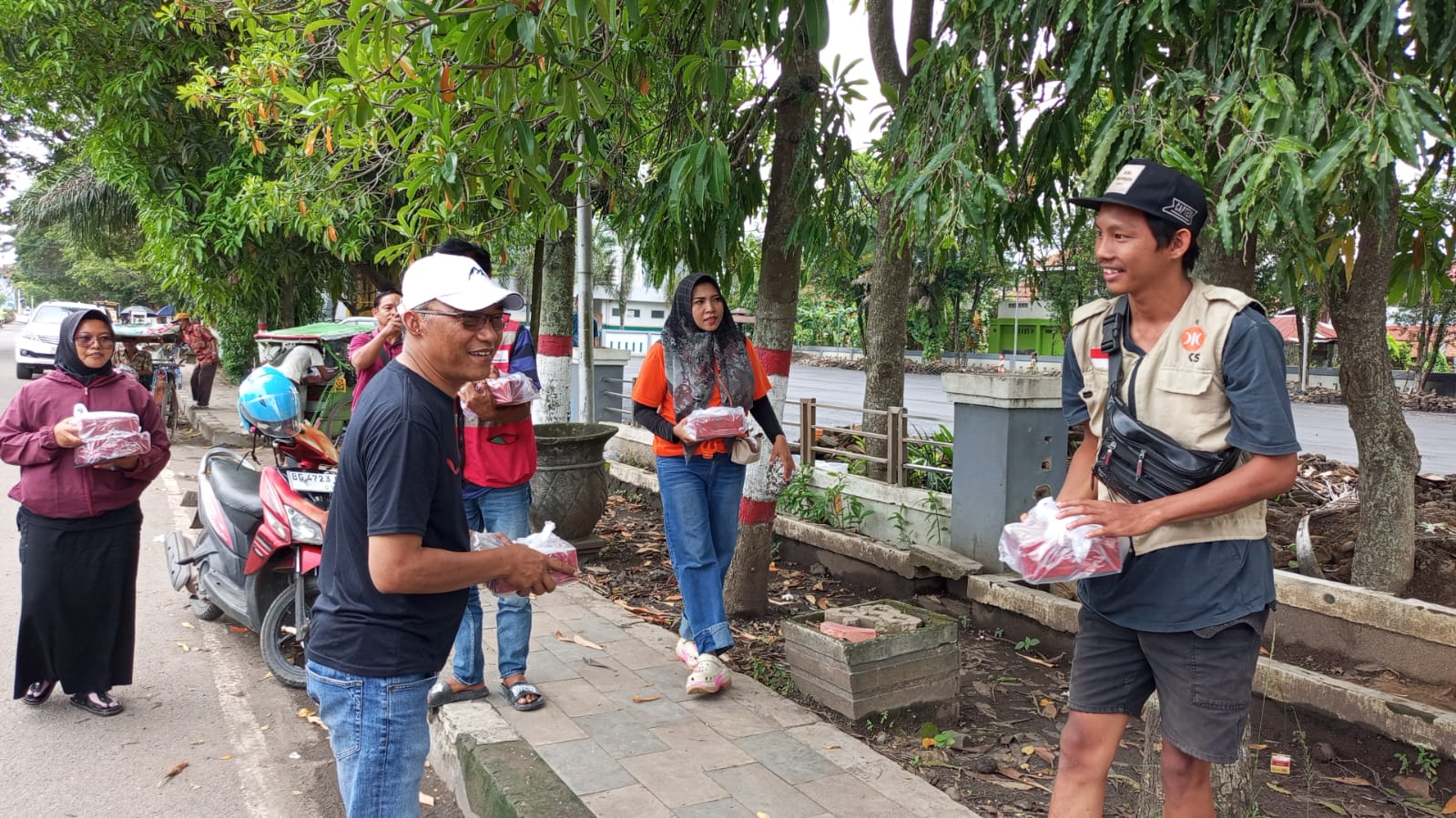 DPC PDI Perjuangan Muara Enim Bagikan 100 Nasi Kotak