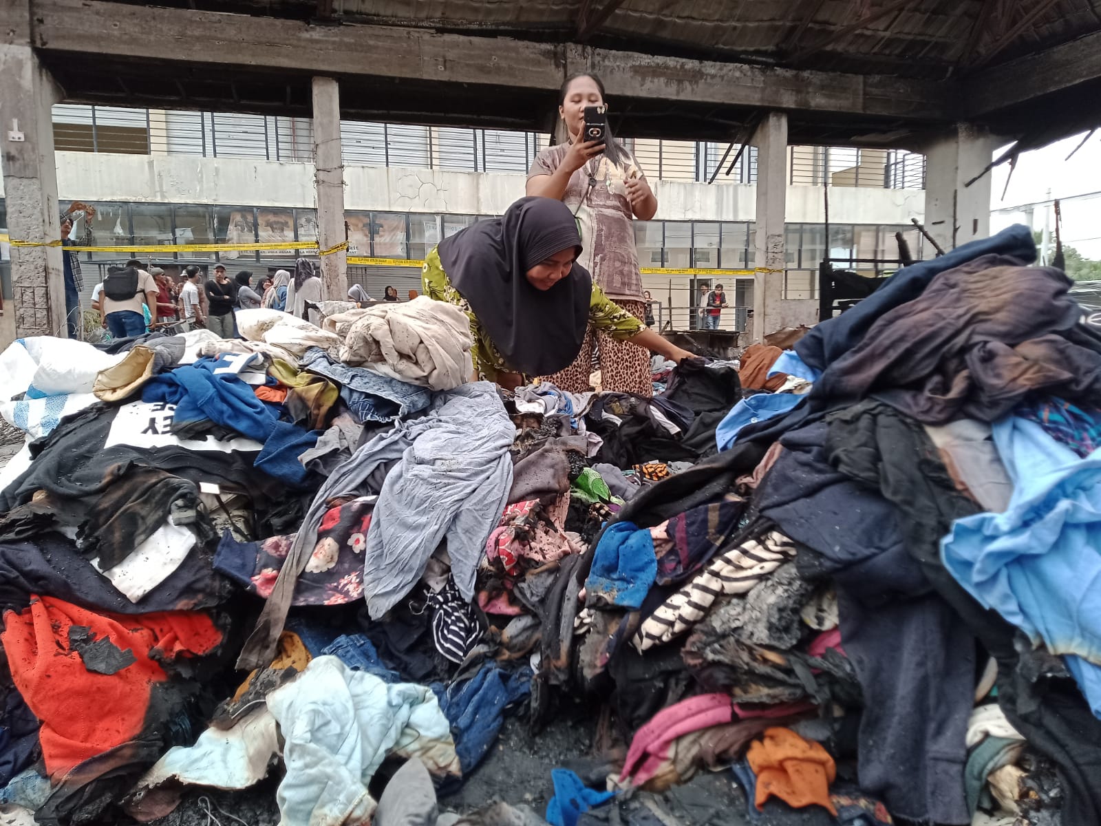 Pedagang Kumpulkan Sisa-sisa Pakaian yang Terbakar di Gedung B Pasar Inpres Muara Enim