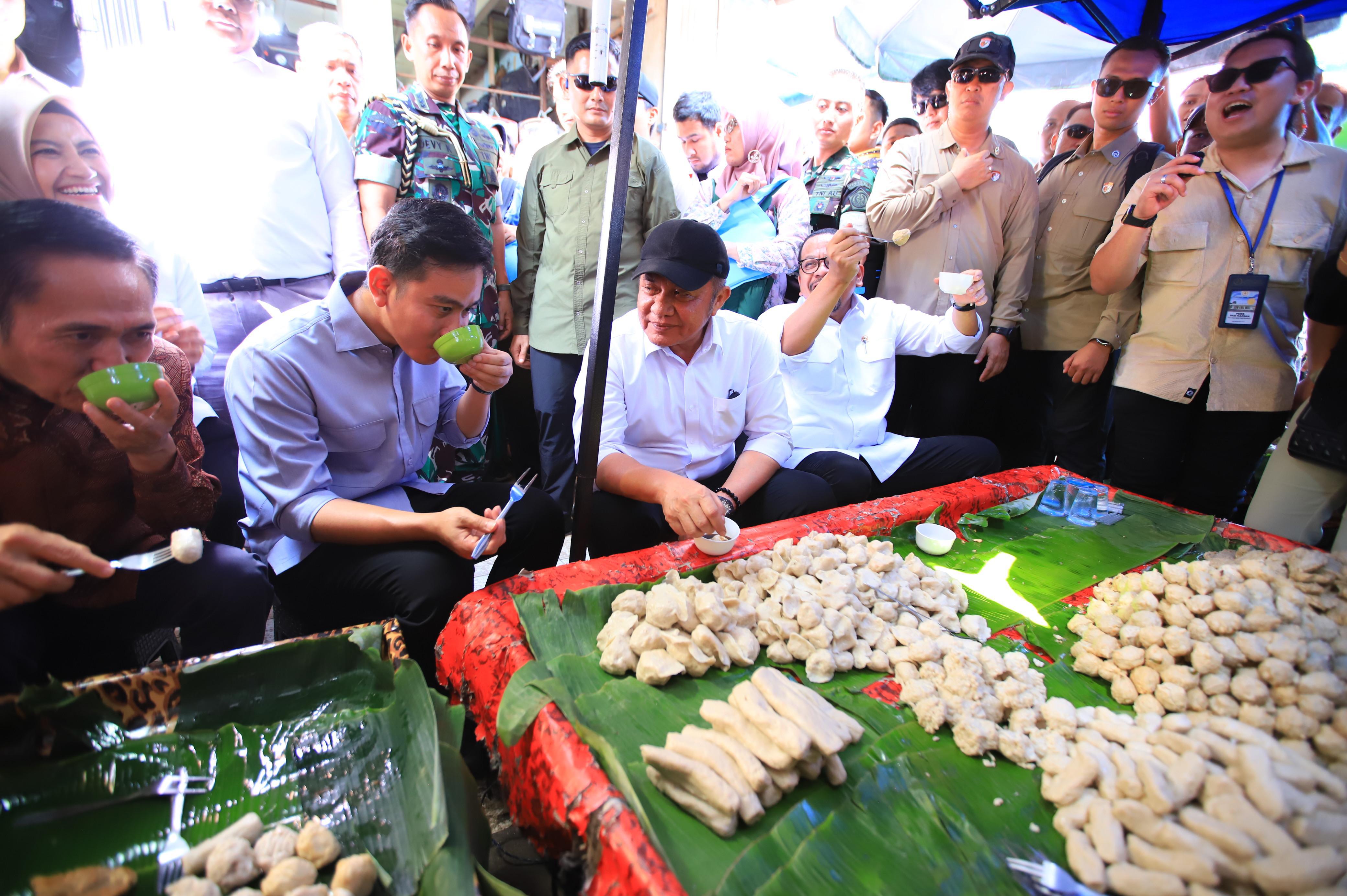 Wapres Gibran dan Gubernur Herman Deru Makan Pempek Tumpah di Pasar 16 Ilir Palembang
