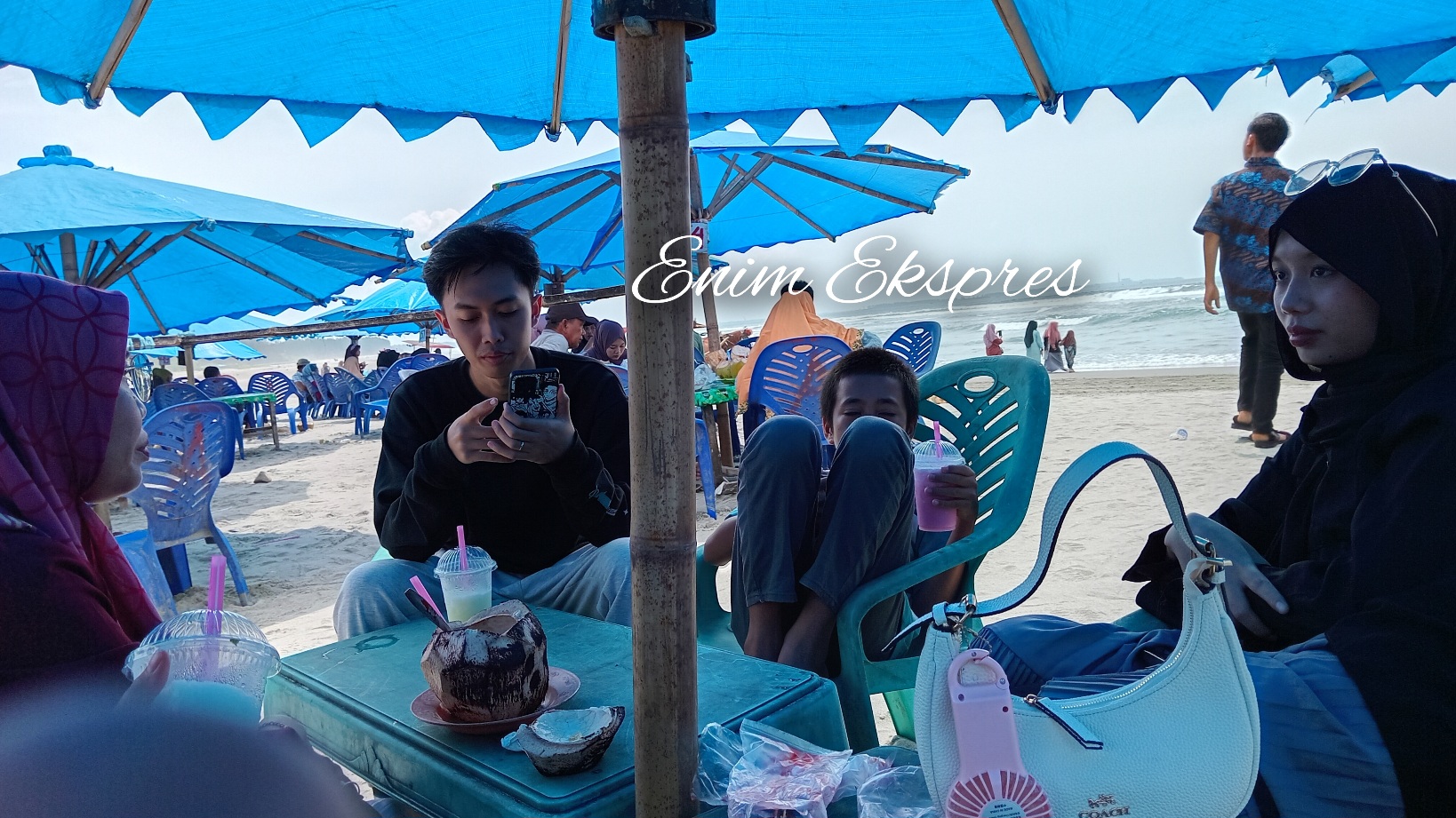 Kamu Wisata ke Pantai Panjang atau Pantai Zakat Bengkulu? Duduk di Bawah Tenda Biru Itu Bayar Lho! 