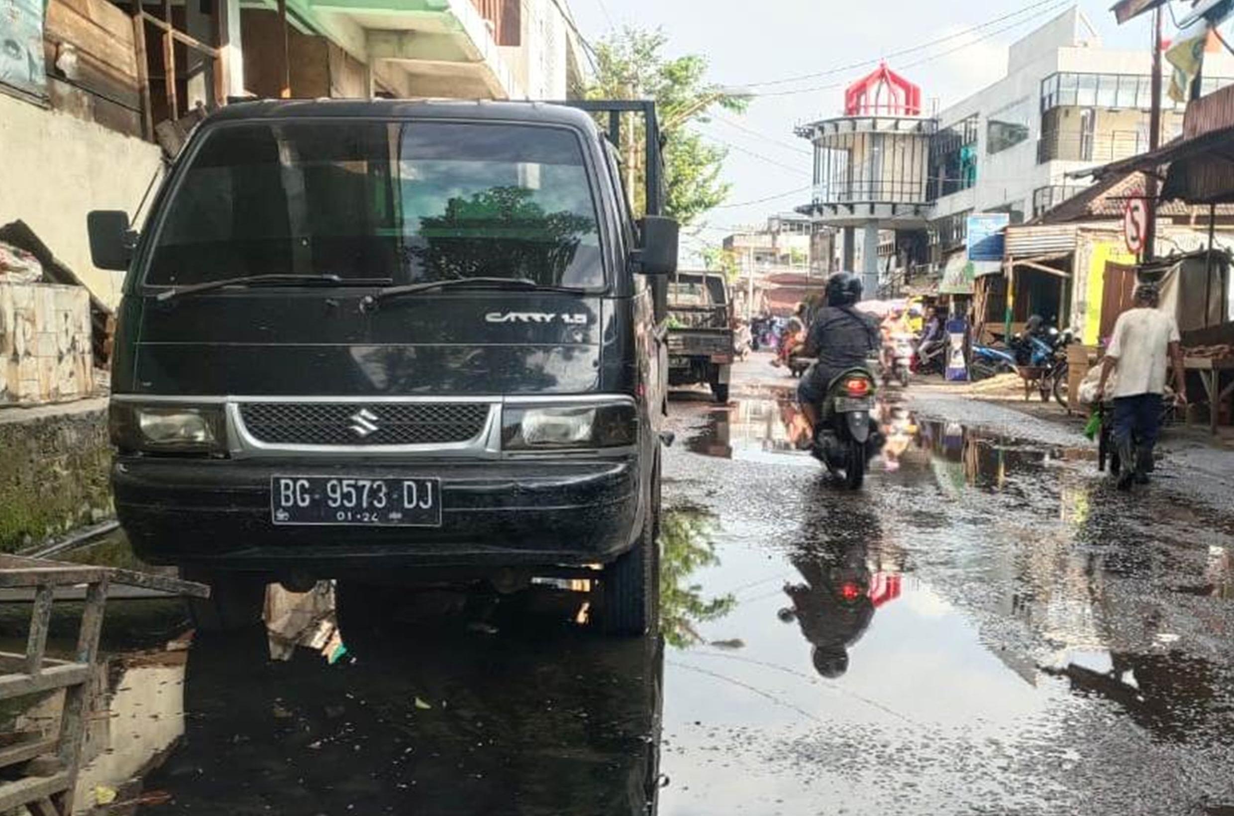 Saluran Tersumbat, Air Pembuangan Genangi Badan Jalan