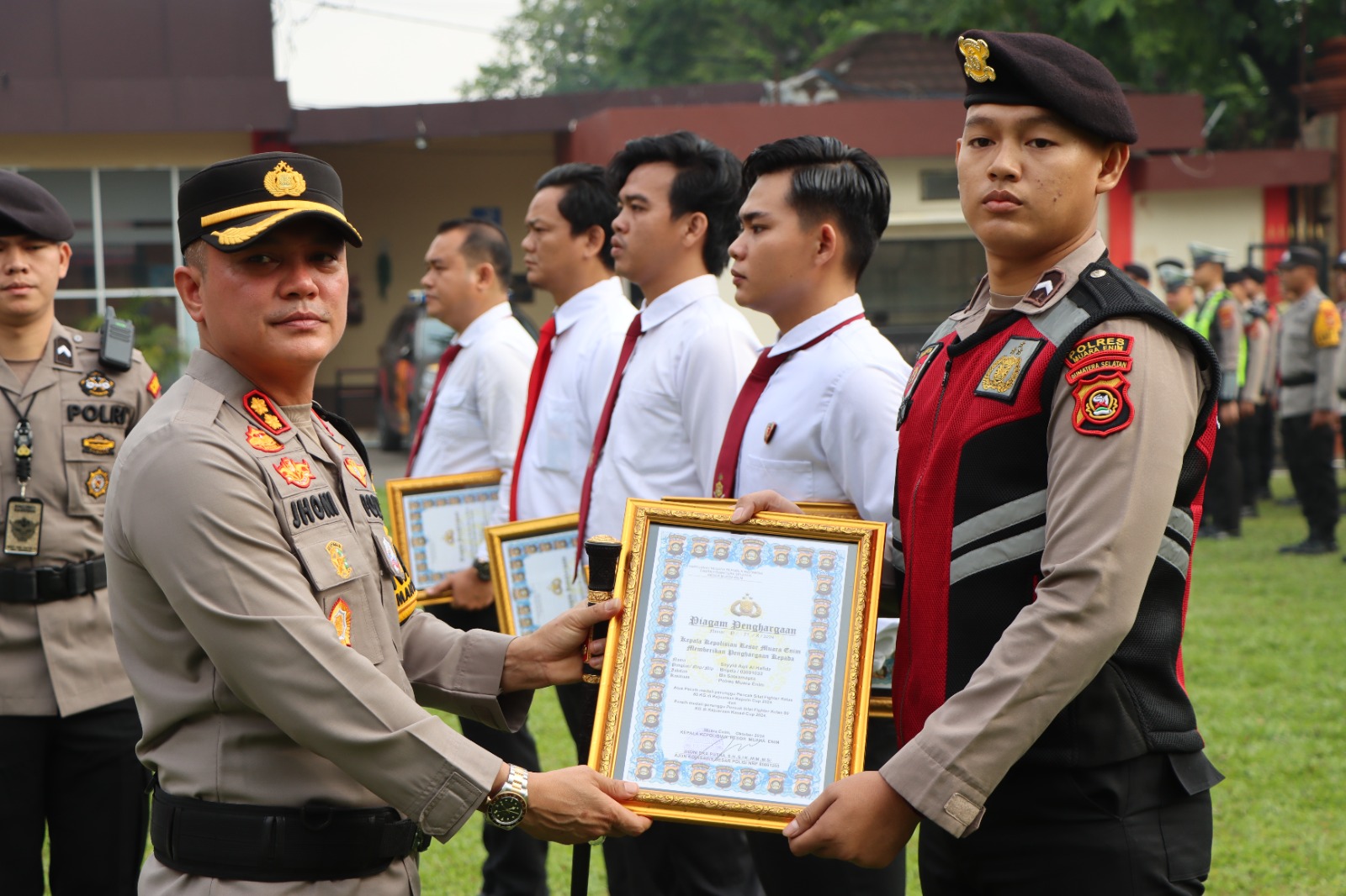 25 Personel Polres Muara Enim Terima Penghargaan Kapolres