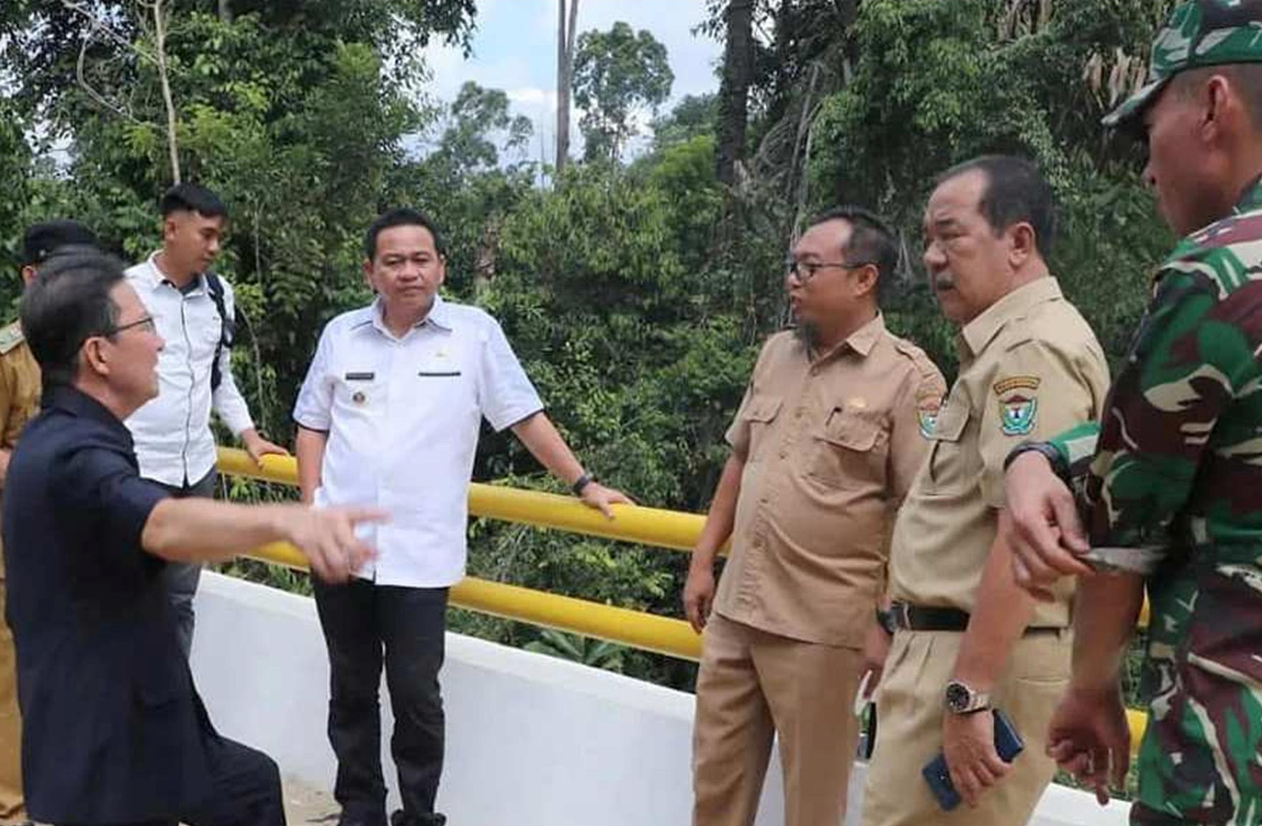 Bupati Kurniawan Tinjau Jalan Alternatif Simpang Aur-Muara Harapan