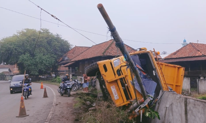 Diduga Sopir Mengantuk, Truk Angkutan Batu Bara Seruduk Pagar Rumah Warga di Muara Enim