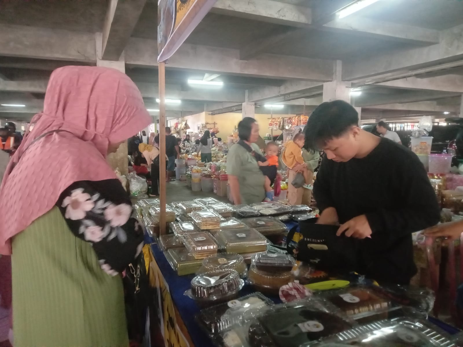 Sehari 200 Loyang Kue Lapis di Pasar Muara Enim Ini Laku Terjual