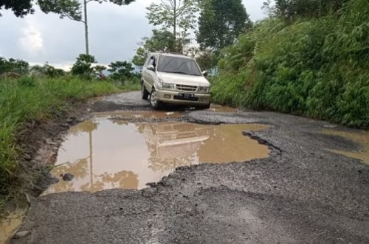 10 Jalan Kabupaten dengan Kerusakan Terbanyak