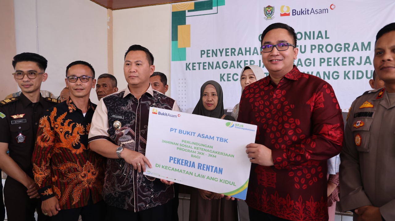 PT Bukit Asam Beri Perlindungan Ketenagakerjaan untuk 500 Pekerja Rentan di Muara Enim