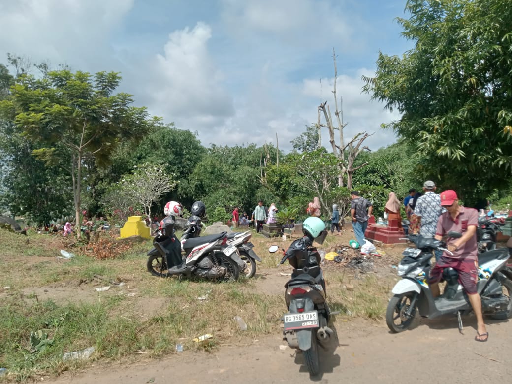 Jelang Ramadan TPU Pelitasari Muara Enim Ramai Peziarah