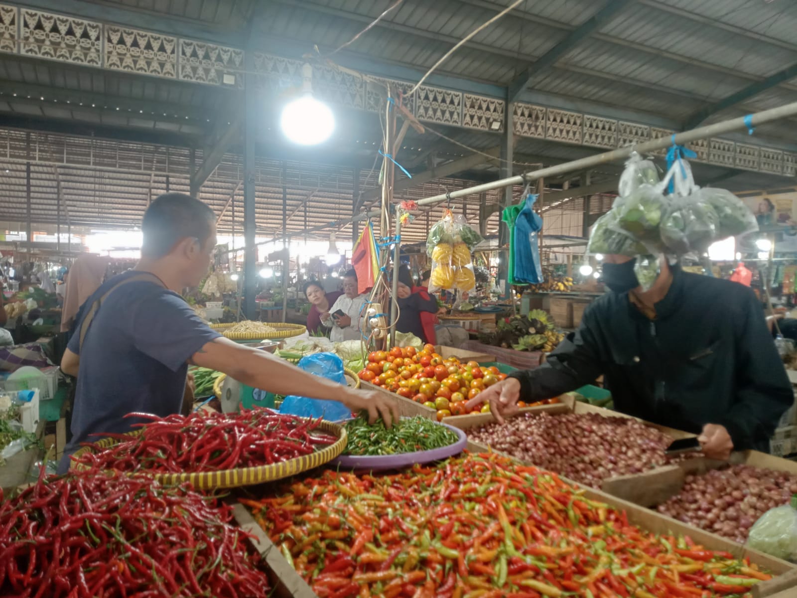 Harga Bahan Pangan di Muara Enim Fluktuatif, Bawang Merah dan Cabai Naik