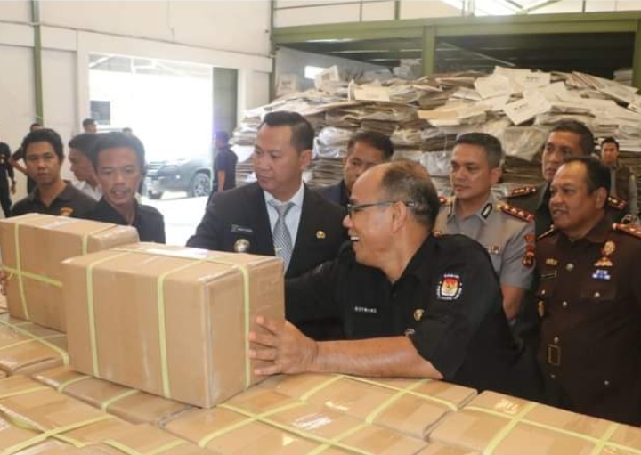 Logistik Pilkada Tiba di Muara Enim, Pj Bupati Minta Pengamanan Gudang Ditingkatkan