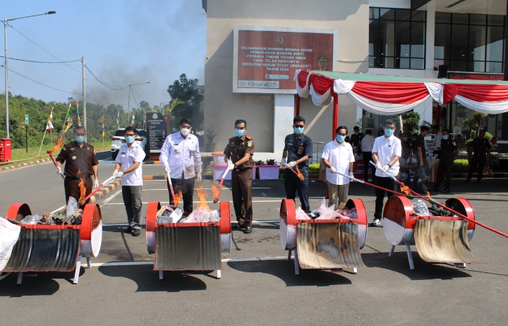 Kejari Muara Enim Musnahkan Ribuan Gram Narkotika