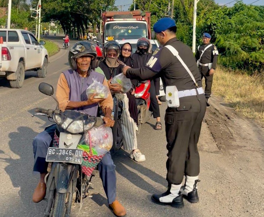 Berbagi Berkah Ramadan, Subdenpom Persiapan Muara Enim Bagikan Takjil