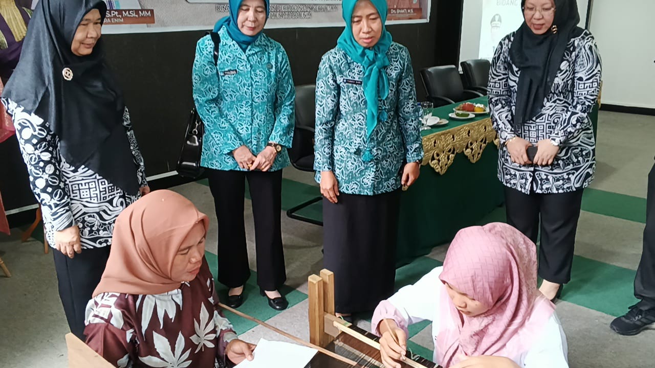 Lestarikan Kerajinan Songket, Pemkab Muara Enim Gelar Pelatihan Mencukit