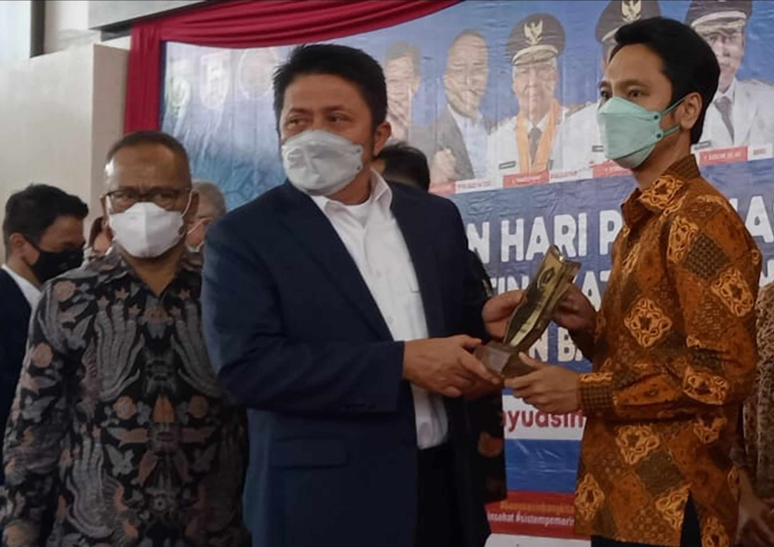 Pendiri Sumatera Ekspres Terima Penghargaan dari PWI