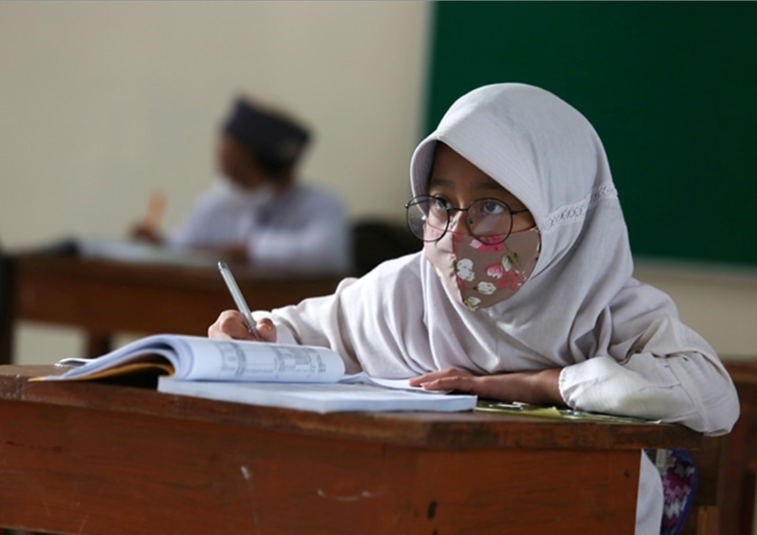 LaporCovid19 Minta Pemda Serius Awasi Sekolah yang Melanggar Aturan