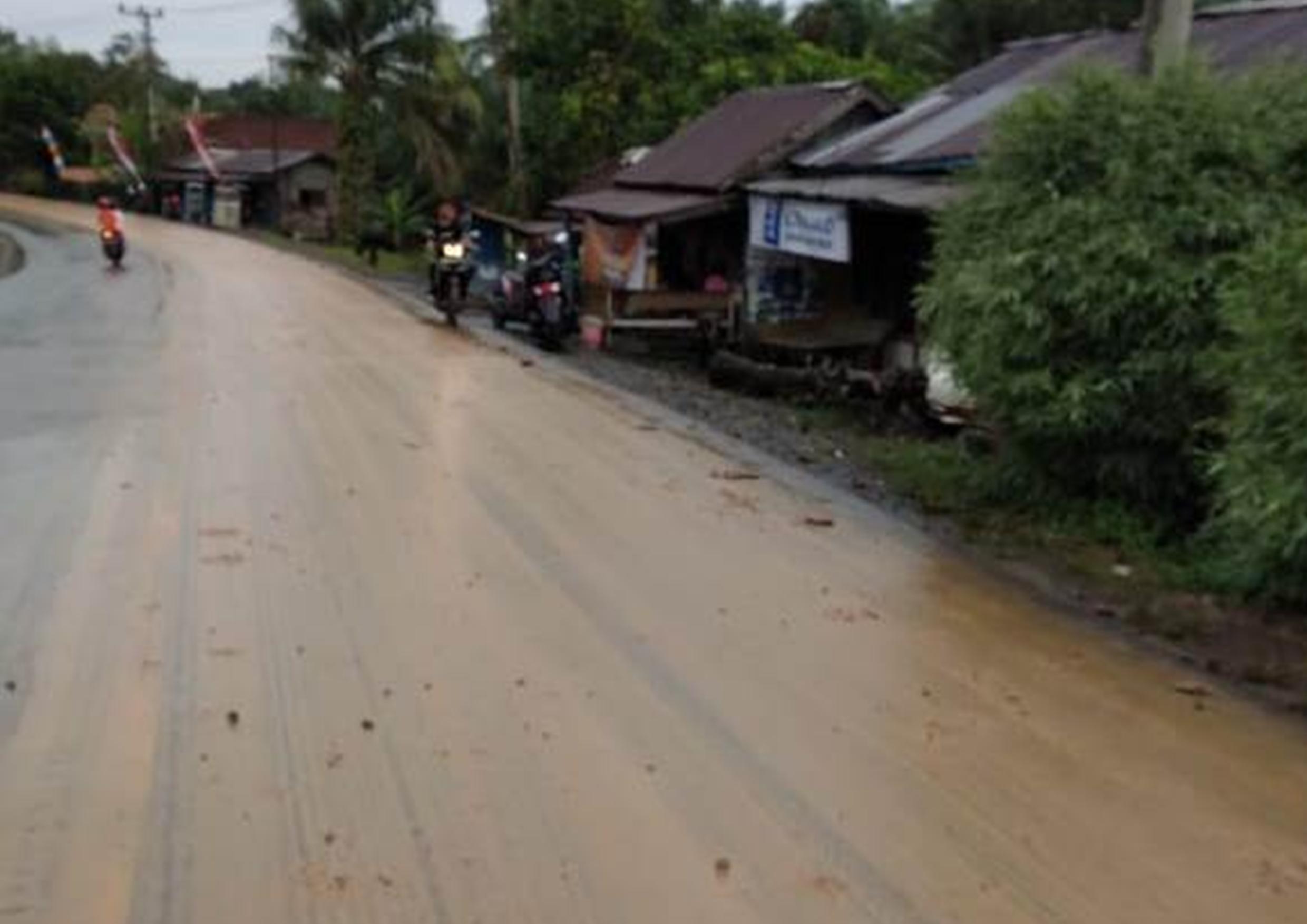 Warga Keluhkan Jalan Aspal Berlumpur