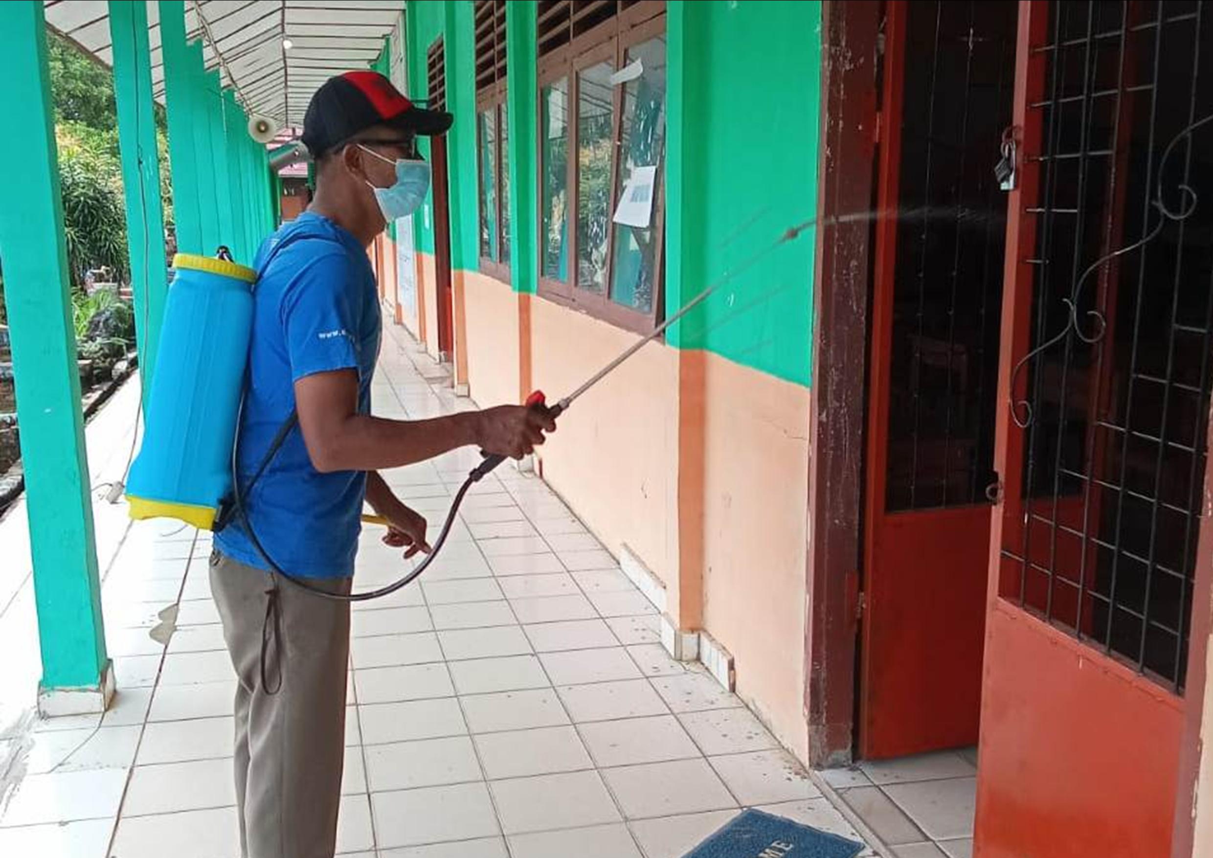 Jelang PTM Terbatas, SMAN 1 Ujan Mas Semprot Disinfektan