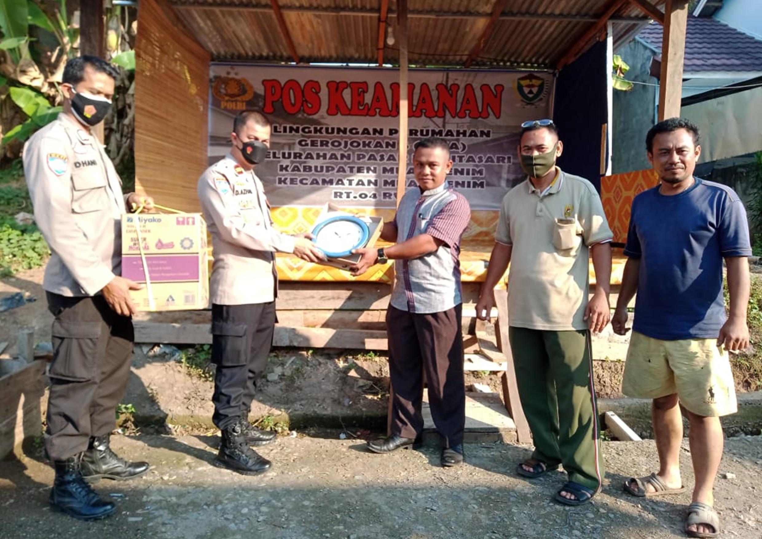 Kasat Binmas Beri Bantuan Penunjang untuk Pos Kamling