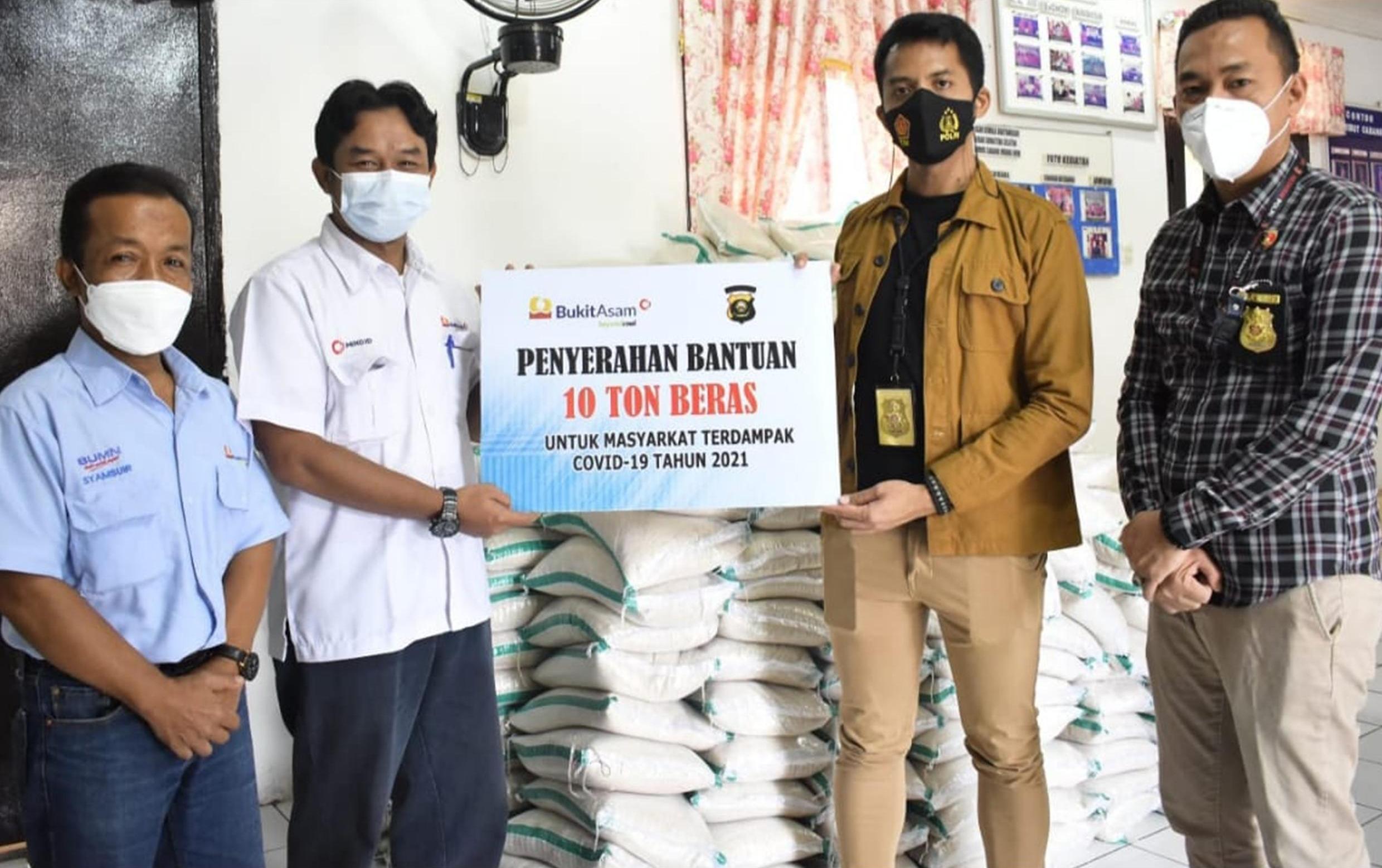 Bantu Masyarakat Terdampak Pandemi, CSR PTBA Bagikan 44 Ton Beras