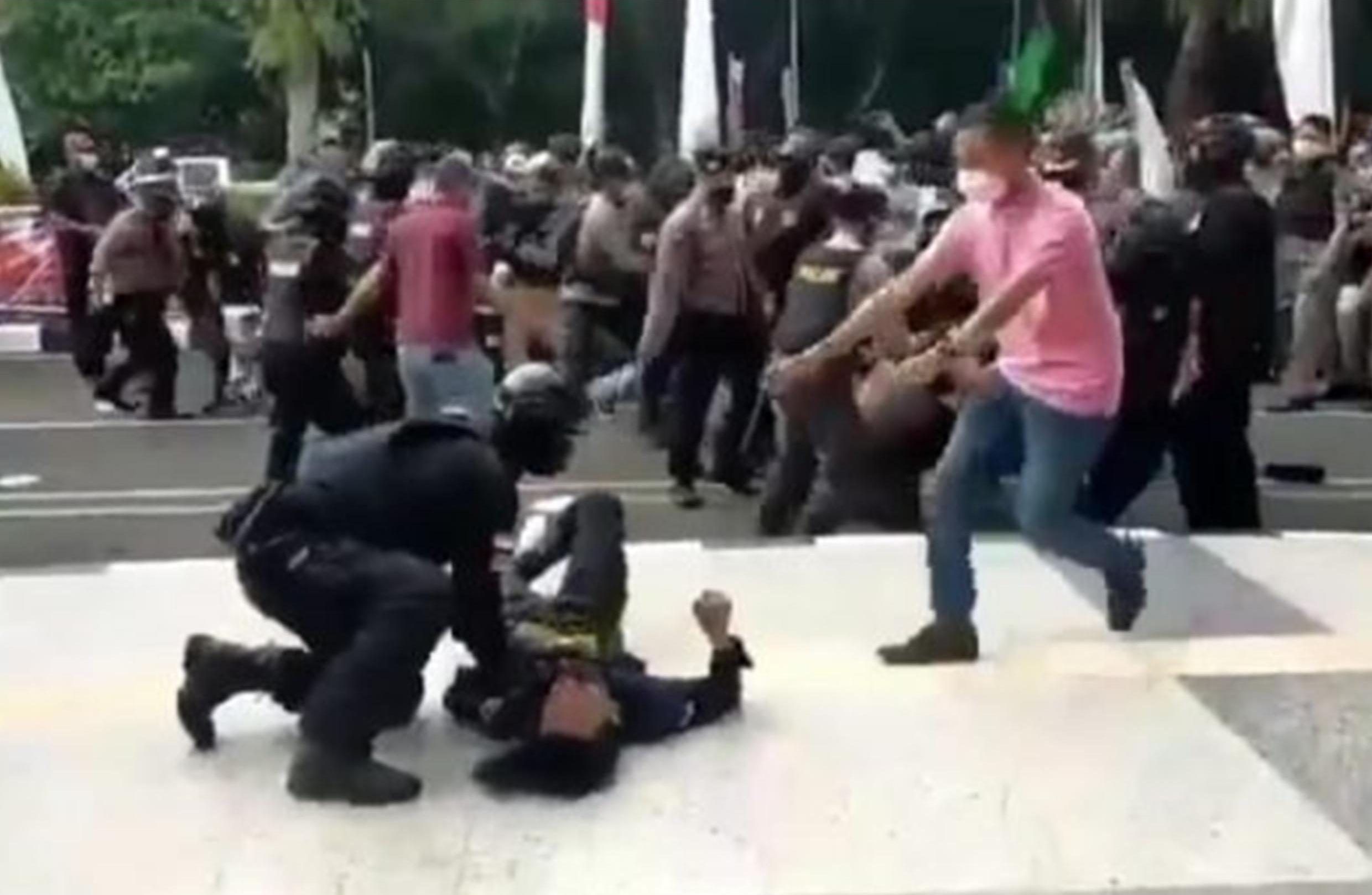 Viral Video Mahasiswa Dibanting Oknum Polisi saat Demo di Tangerang