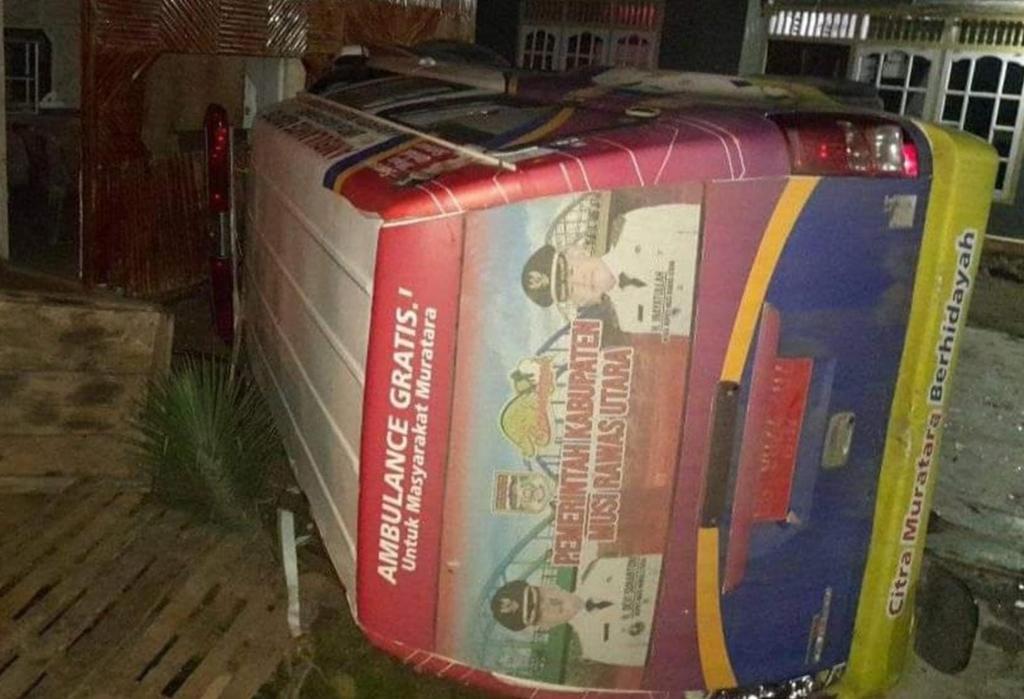 Ambulans Pemkab Muratara Tabrak Rumah Warga