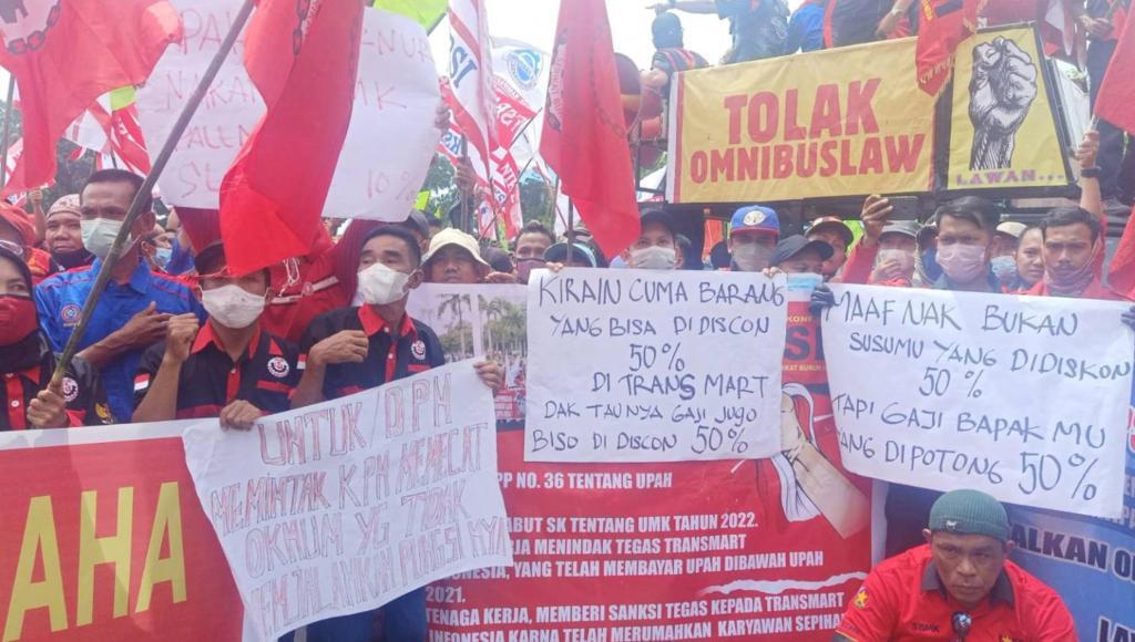 UMP Tak Naik, Buruh Demo di Depan Kantor Gubernur Sumsel