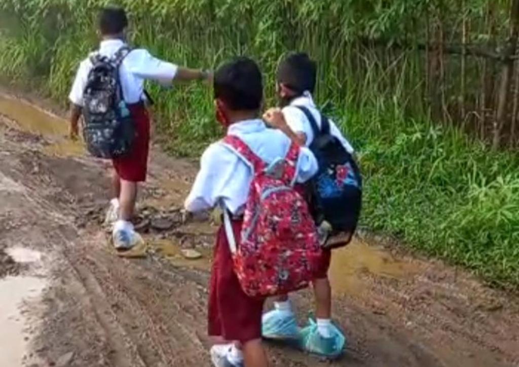 Kasihan! Siswa SD Ini Bungkus Sepatunya agar Tidak Kotor