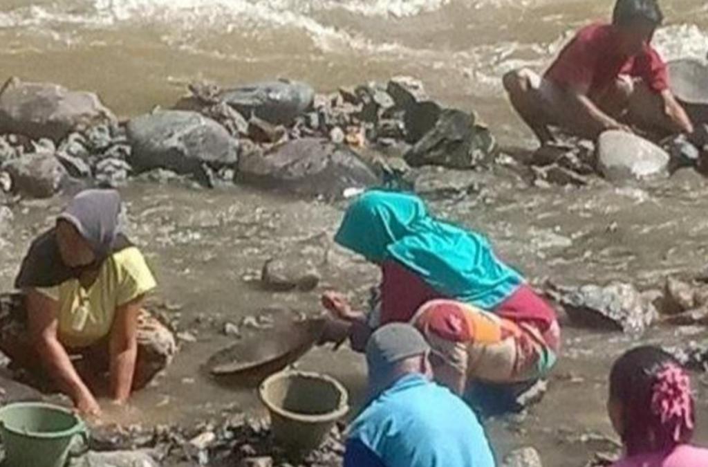 Heboh! Warga Temukan Bongkahan Emas di Sungai