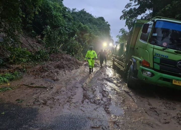 Ruas Jalintengsum Longsor, Pengguna Jalan Diimbau Berhati-hati