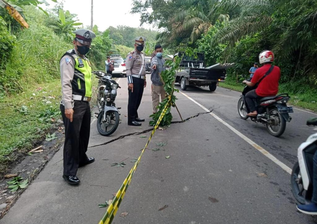 Diguyur Hujan Lebat, Jalintengsum di Desa Karang Raja Terancam Putus