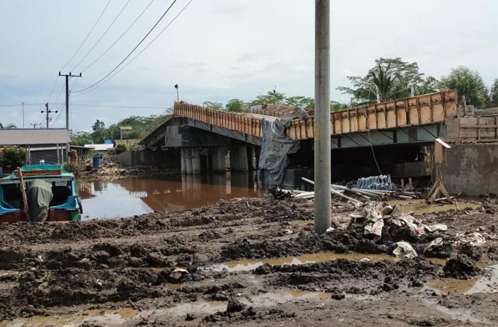 Pengerjaan Baru 70 Persen, Tiang Tengah Jembatan Amblas