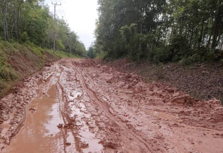 Jalan Rusak Parah, Bidan Desa Ini Curhat di Media Sosial, Berharap Segera Diperbaiki Pemda